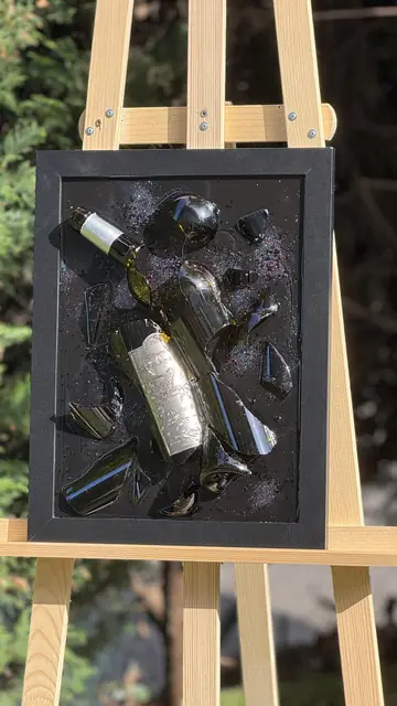 Pièce en résine avec des éclats de bouteille en verre incrustés